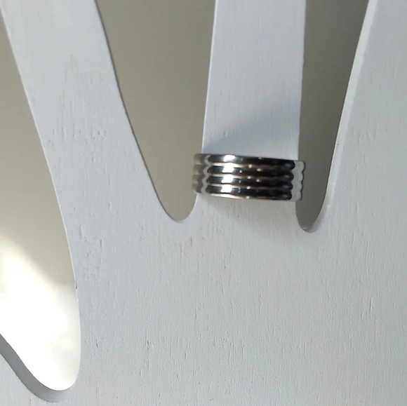 NIB Size 7 Silver-Tone Ring - Minimalistic Elegance - Picture 2 of 6